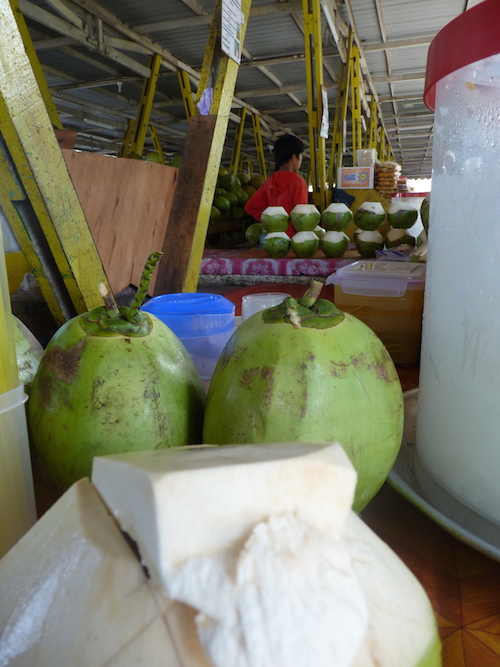 kokosi na tržnici v Kota Kinabalu; Borneo, Malezija