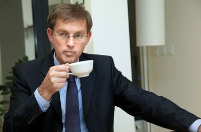 prvi mož slovenske vlade išče rešitve, vir: Mladina